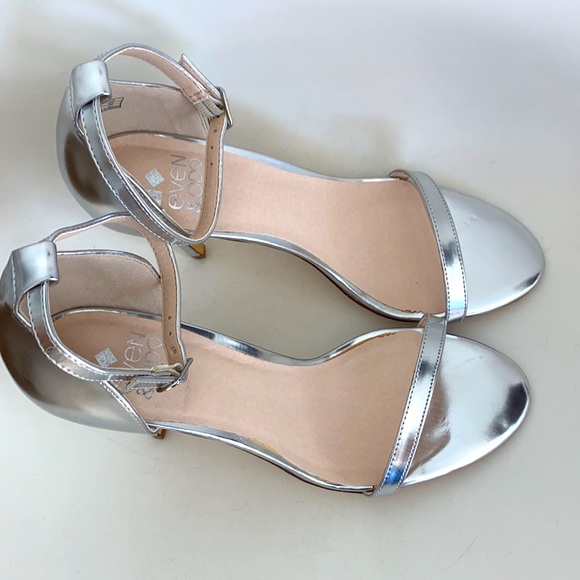 Beautiful Silver heeled sandals - Picture 8 of 9